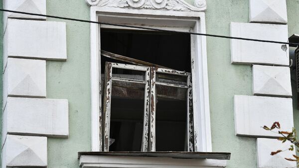 Окно дома в центре Донецка, пострадавшего в результате ночного обстрела