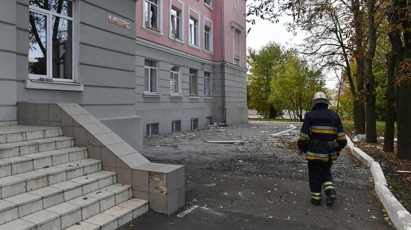 Здание общеобразовательной школы №7, пострадавшее в результате обстрела, в Калининском районе Донецка