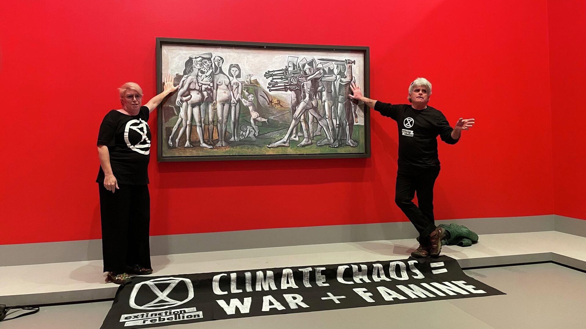 Экоактивисты движения Extinction Rebellion приклеили руки к картине Пикассо Резня в Корее в Национальной галерее Виктории в Мельбурне - РИА Новости, 1920, 10.10.2022
