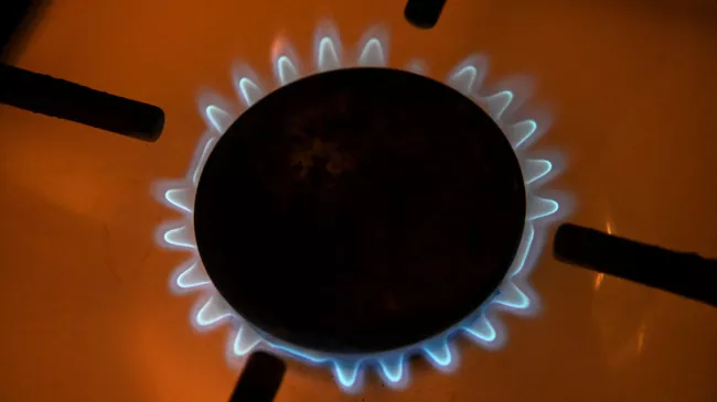 Включенная газовая конфорка