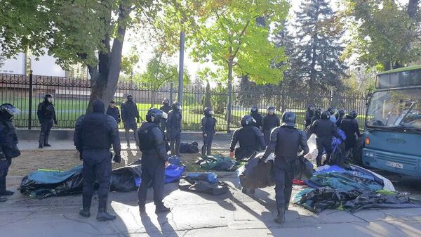 Полицейские демонтируют палатки протестующих в центре Кишинева