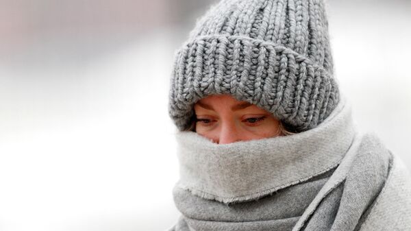 Девушка в шапке с шарфом в морозный день
