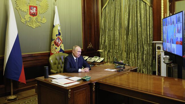 Президент РФ Владимир Путин проводит оперативное совещание с постоянными членами Совета безопасности РФ