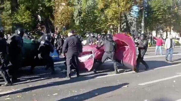 Полиция убирает палатки сторонников оппозиции в центре Кишинева