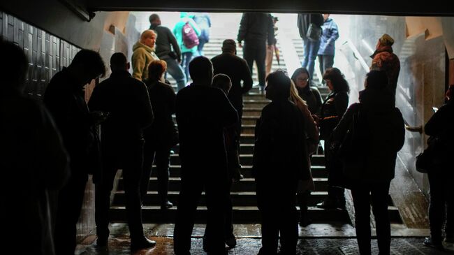 Люди толпятся на станции метро в Харькове