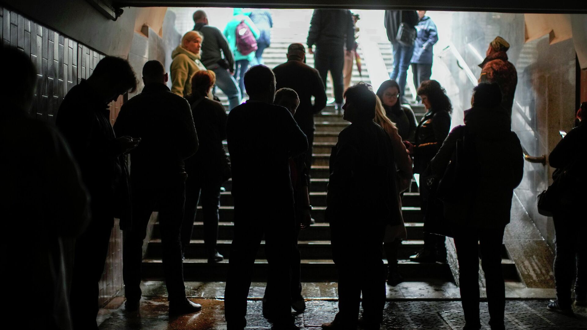 Толпа в переходе на станции метро в Харькове. Архивное фото - РИА Новости, 1920, 06.01.2023