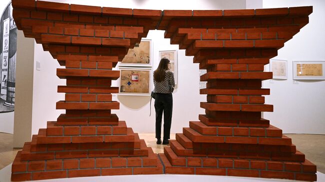 Макет фрагмента кирпичной стены дома Мельникова, представленный на выставке Мельников/Melnikoff