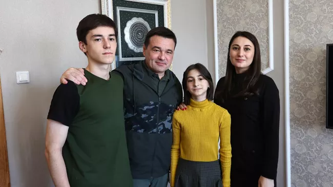 Губернатор Московской области Андрей Воробьев навестил семью добровольца в Серпухове