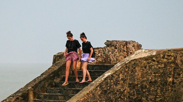 Туристы в форте Галле на острове Шри-Ланка