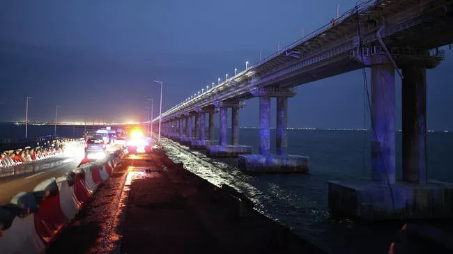 Поврежденный участок Крымского моста