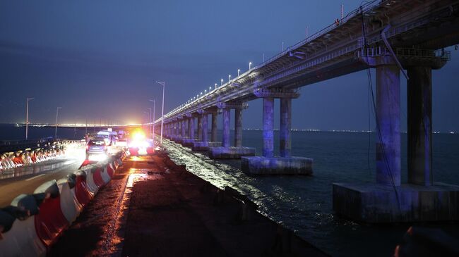 Поврежденный участок Крымского моста