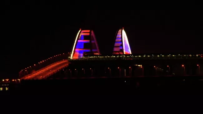 По Крымскому мосту восстановлено движение поездов. Видео очевидцев
