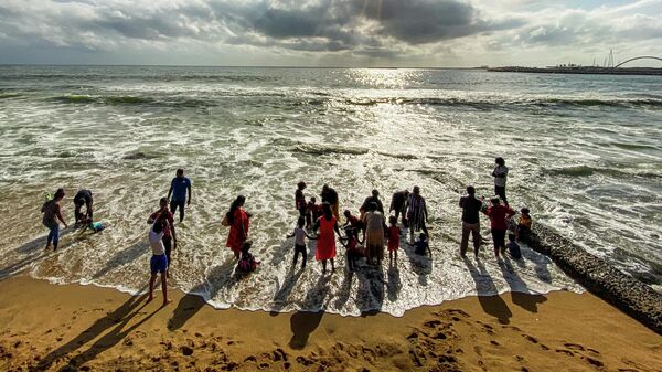 Люди на пляже Галле Фейс в Коломбо