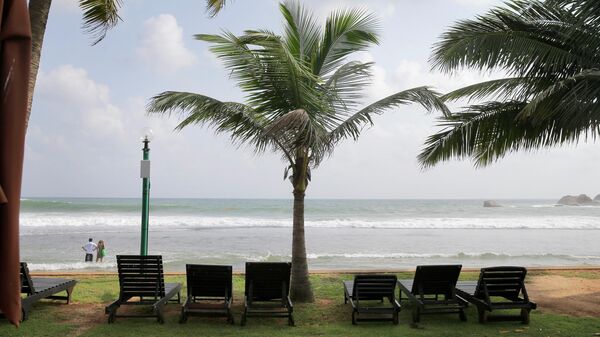 Шезлонги на пляже в Хиккадуве, Шри-Ланка