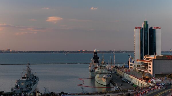 Вид на Одесский порт