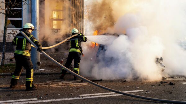 Украинские пожарные на месте взрыва