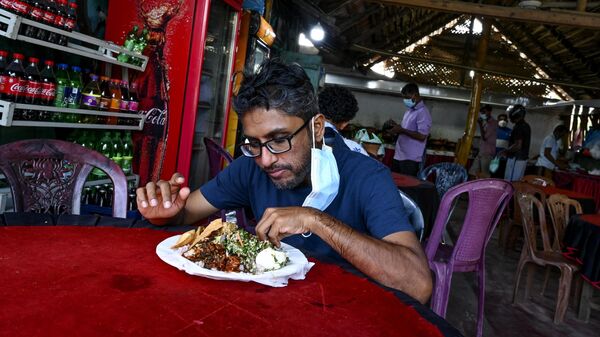 Мужчина обедает в ресторане в Хамбантоте