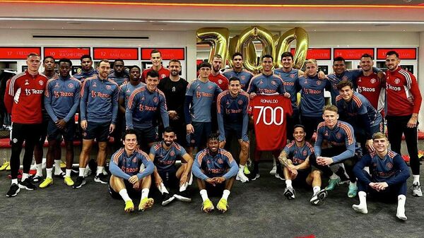 Игроки и персонал Манчестер Юнайтед поздравляют Криштиану Роналду с 700 голами в клубной карьере