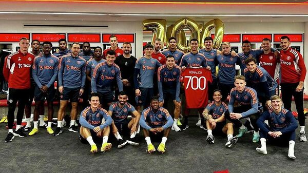 Игроки и персонал Манчестер Юнайтед поздравляют Криштиану Роналду с 700 голами в клубной карьере