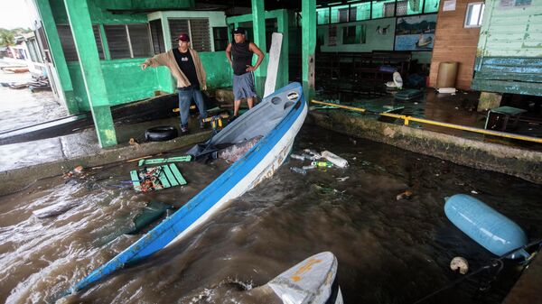 Ураган Джулия затопил рыбацкие лодки в городе Блуфилдс, Никарагуа