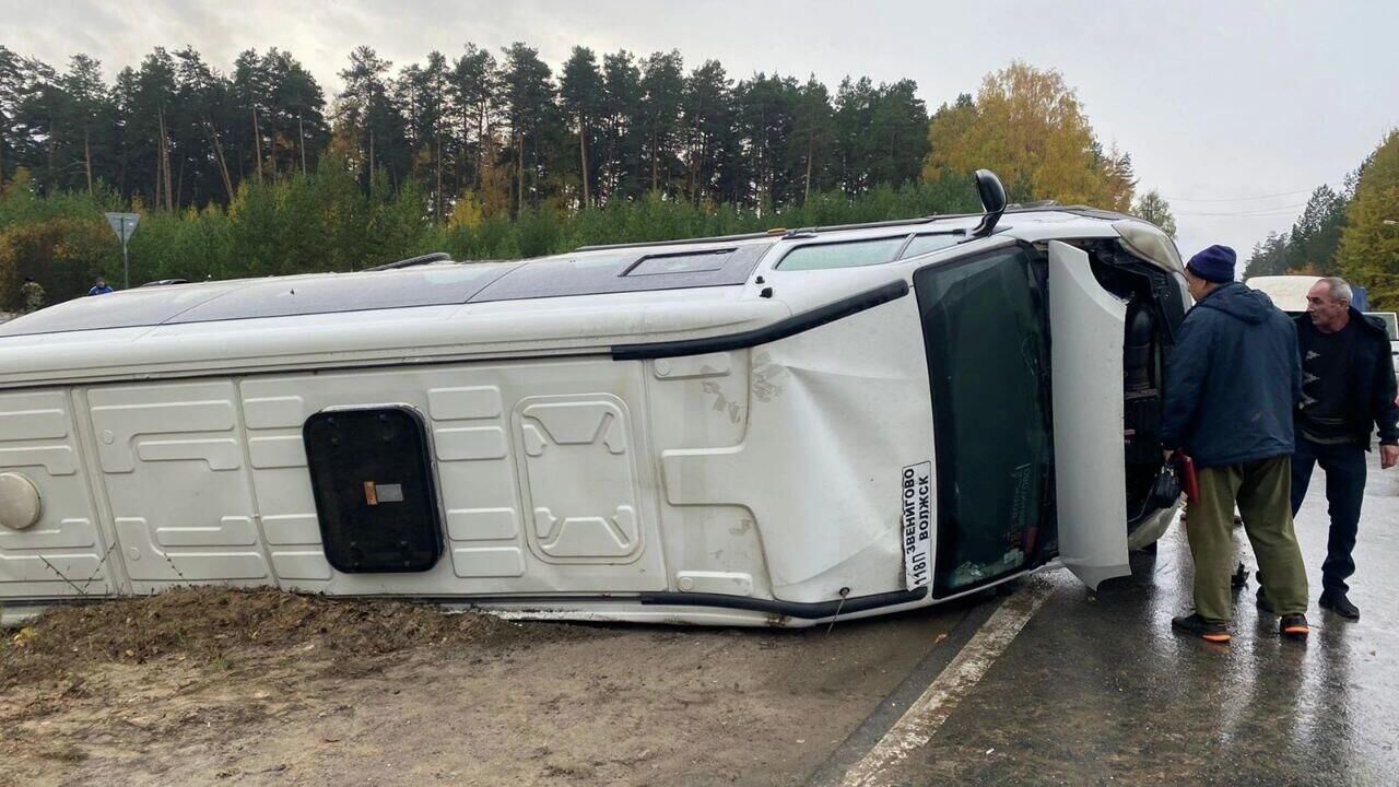 ДТП с пассажирским микроавтобусом в г. Звенигово Республики Марий Эл - РИА Новости, 1920, 10.10.2022