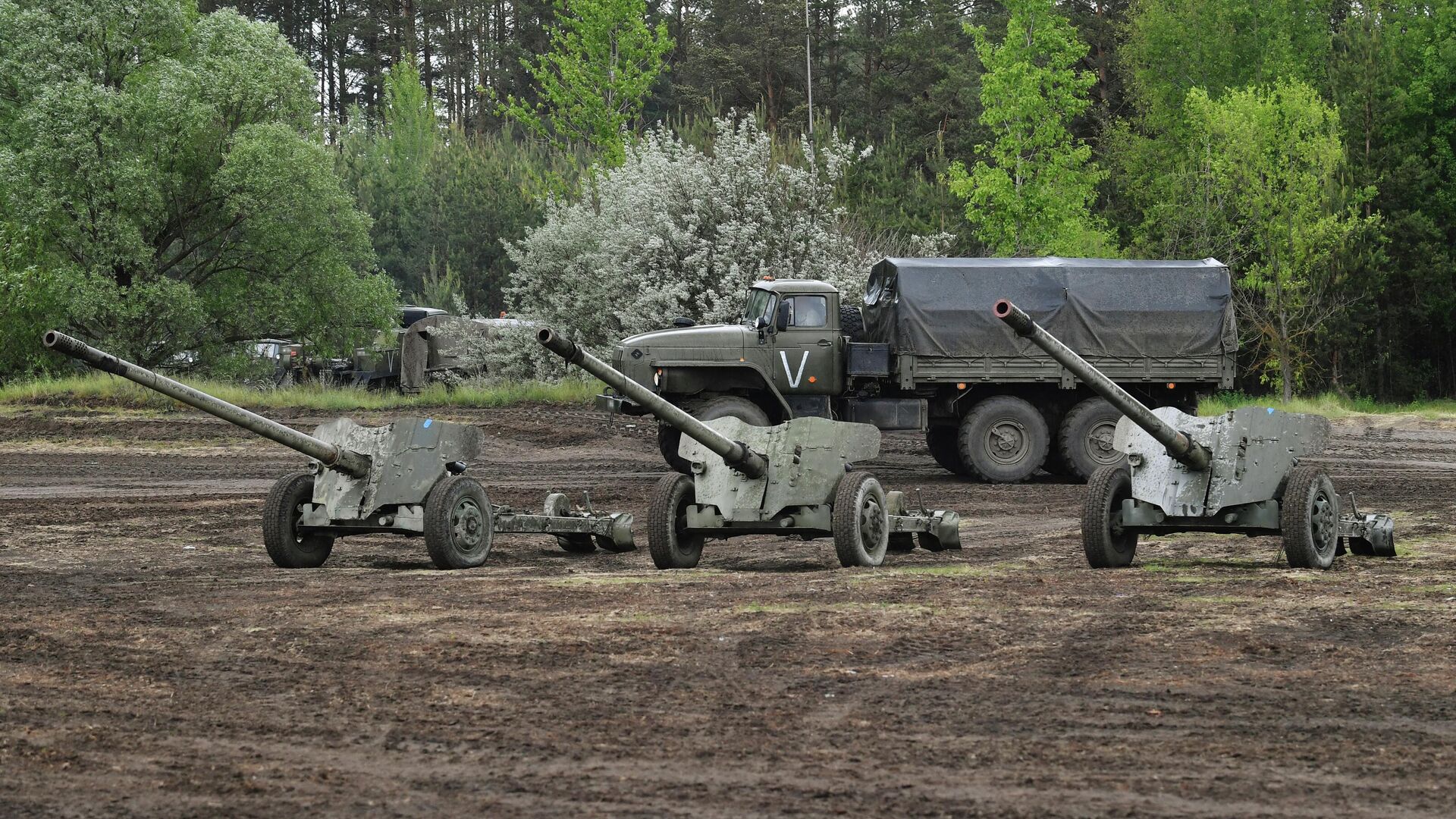 Противотанковые пушки МТ-12 Рапира в зоне специальной военной операции на Украине. - РИА Новости, 1920, 14.05.2024