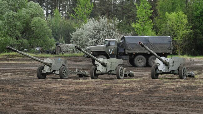 Противотанковые пушки МТ-12 Рапира в зоне специальной военной операции на Украине.