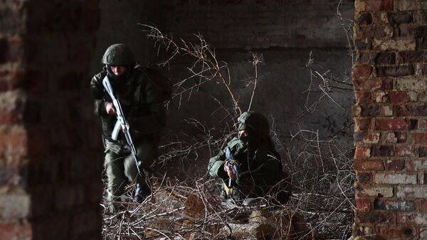 Военнослужащие ВДВ РФ во время штурма здания на полигоне в Запорожской области. Архивное фото