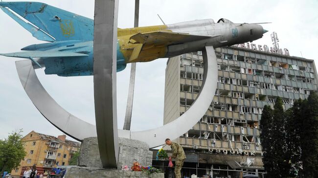 Украинский военнослужащий у монумента в городе Винница, Украина