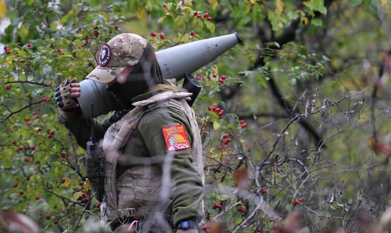 Боец артиллерийского расчета ЧВК Вагнер на территории ЛНР