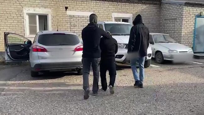 Сотрудники ФСБ задерживают участника нападения на российских военнослужащих во время войны в Чечне