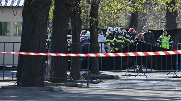 Пожарные и сотрудники правоохранительных органов на месте инцидента с автомобилем у посольства России в Бухаресте