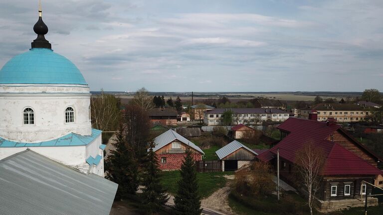 Вид на храм и дома в городе Чекалин Тульской области