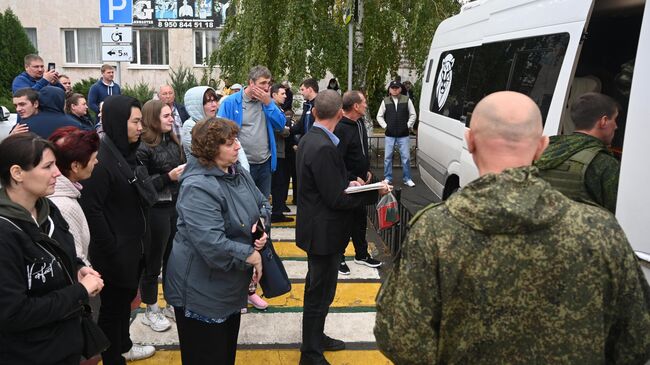 Близкие провожают мужчин, призванных на военную службу