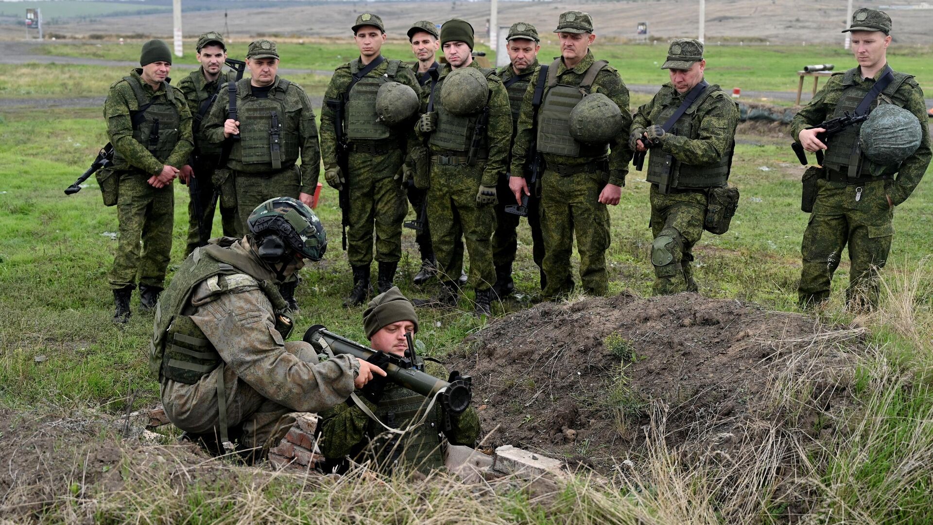 Мужчины, призванные на военную службу в ходе частичной мобилизации, проходят подготовку на полигоне в Ростовской области - РИА Новости, 1920, 13.10.2022