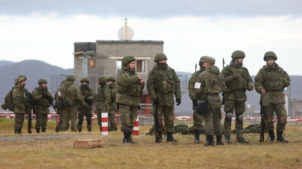 Мобилизованные военнослужащие на занятиях по военной подготовке на территории воинской части