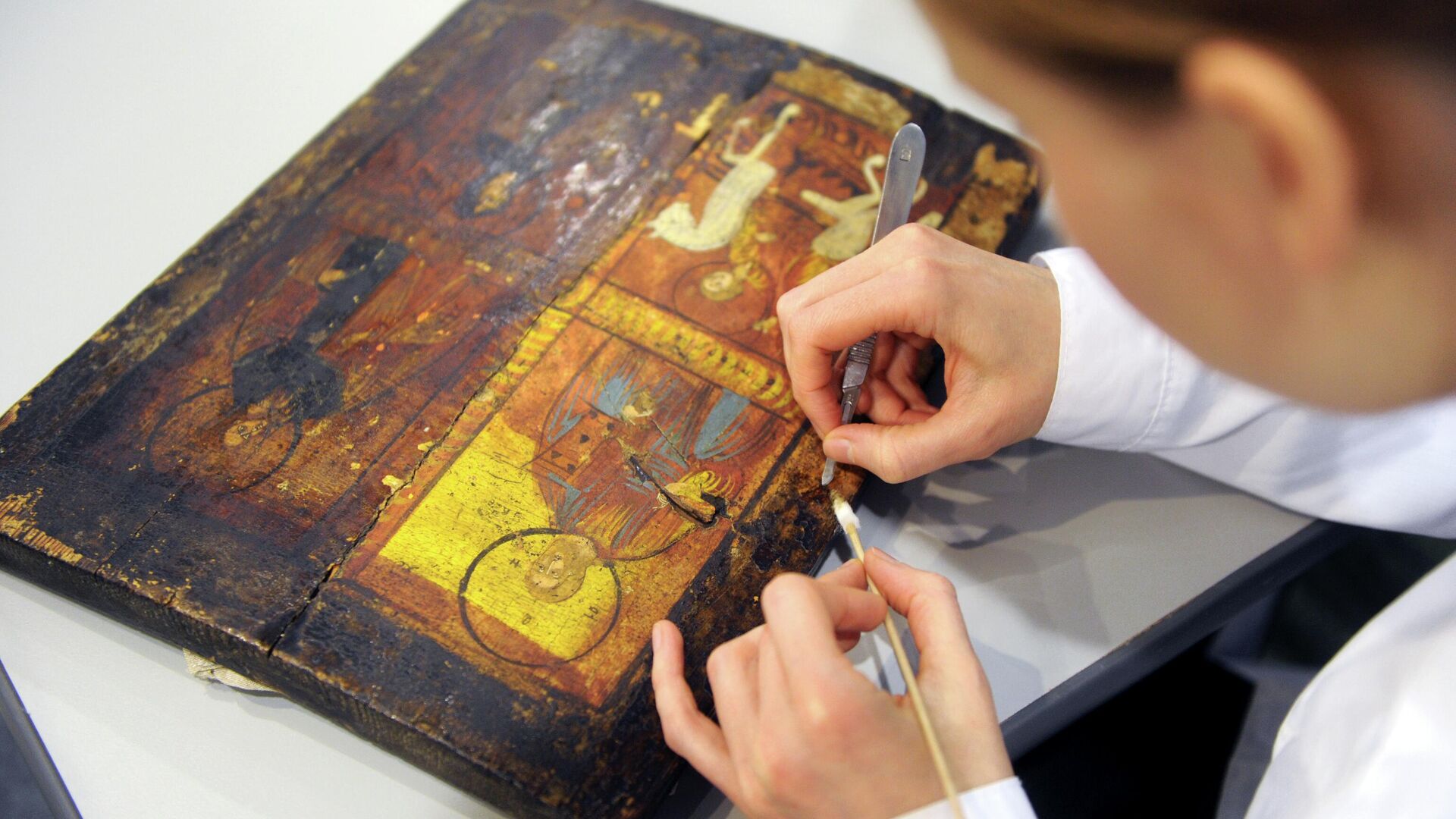 Реставратор работает над восстановлением иконы на международной специализированной выставке - РИА Новости, 1920, 16.05.2023