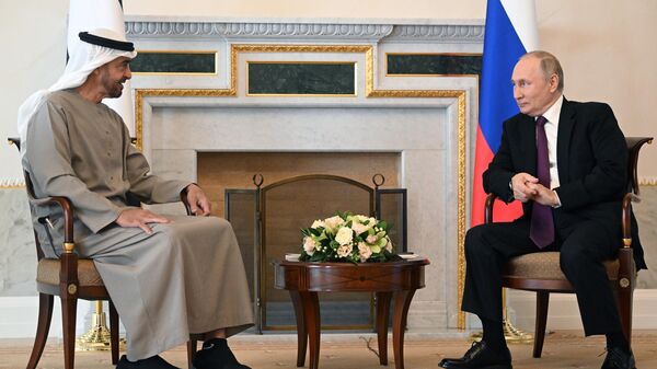 Президент РФ Владимир Путин и президент Объединенных Арабских Эмиратов (ОАЭ) Мухаммед бен Заид Аль Нахайян во время встречи