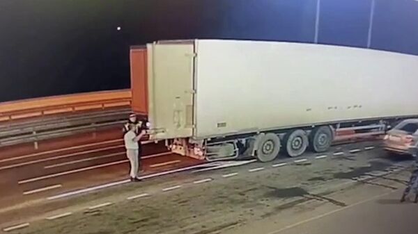 Кадры досмотра фуры, перевозившей груз со взрывным устройством к Крымскому мосту