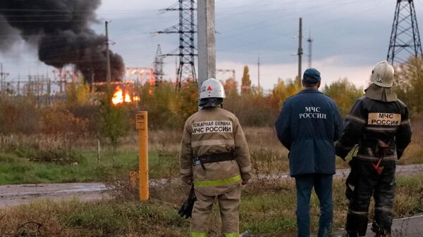 Сотрудники МЧС РФ неподалеку от места пожара на электроподстанции Шебекино после обстрела со стороны ВСУ