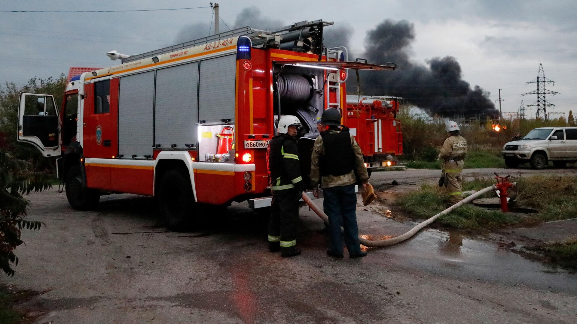 Пожарный расчет неподалеку от места обстрела со стороны ВСУ в Белгородской области - РИА Новости, 1920, 12.03.2024