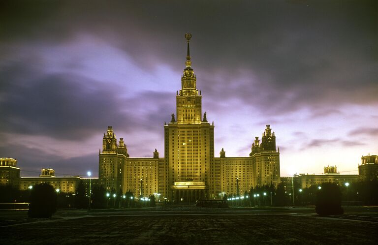 Главное здание Московского государственного университета имени М.В. Ломоносова 