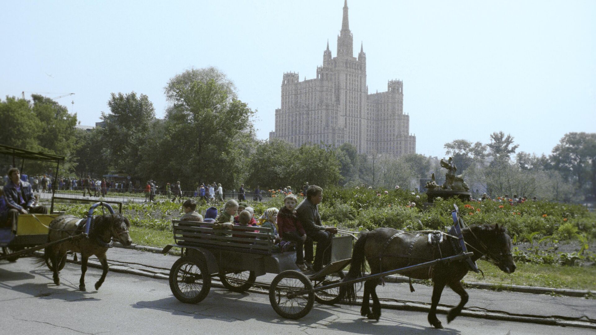 Круг катания на пони в Московском зоопарке - РИА Новости, 1920, 25.12.2022