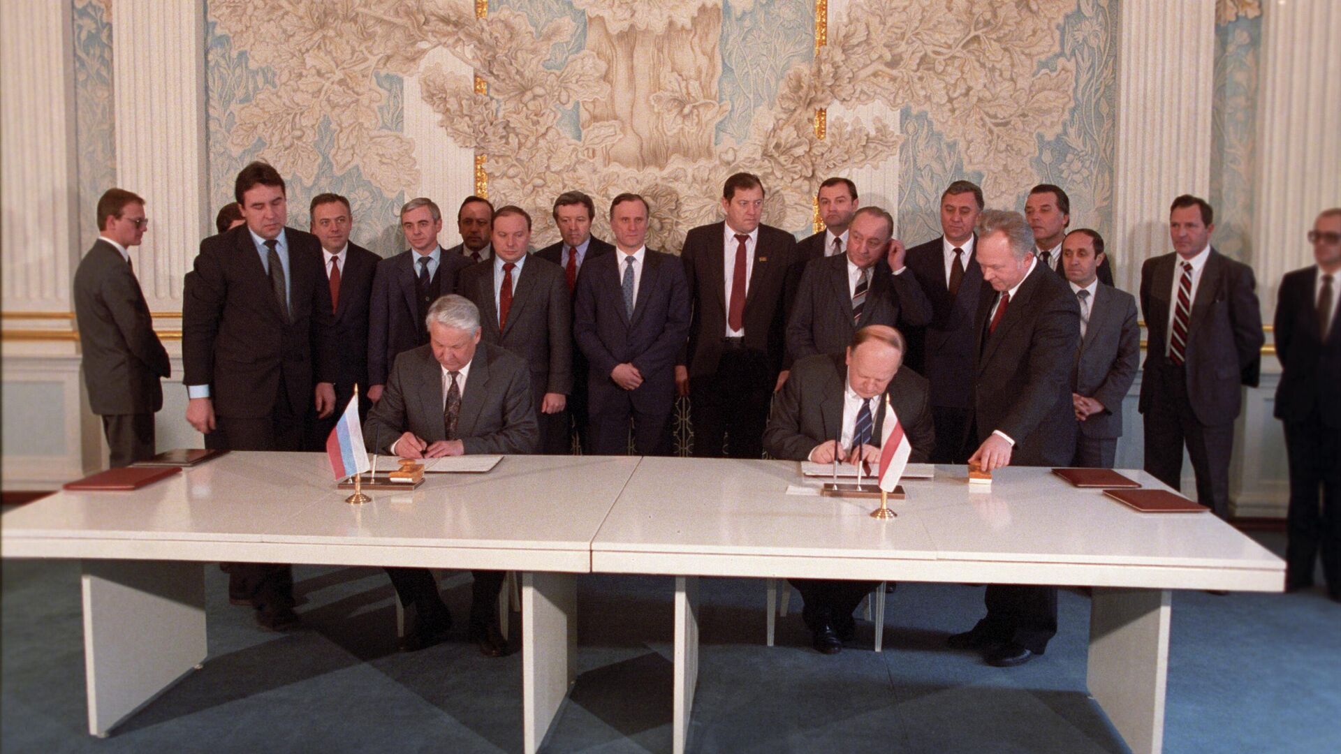 8 декабря 1991 года беловежских соглашений. Ельцин Шушкевич Беловежская пуща. Беловежская пуща 1991 СНГ. Подписание Беловежских соглашений. 8 Декабря 1991 года. Беловежские соглашения 1991 Ельцин Шушкевич.