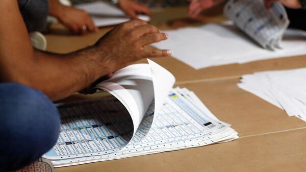 Работники избирательных комиссий подсчитывают бюллетени во время выборов в Ираке