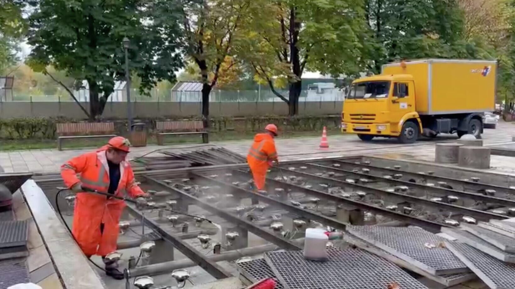 Городские службы приступили к консервации на зиму сухого фонтана в парке имени Святослава Федорова в Северном административном округе Москвы - РИА Новости, 1920, 12.10.2022