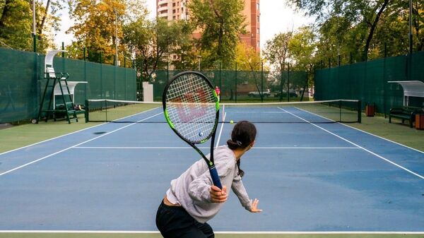 Теннисный корт во дворе жилого дома в Таганском районе Москвы
