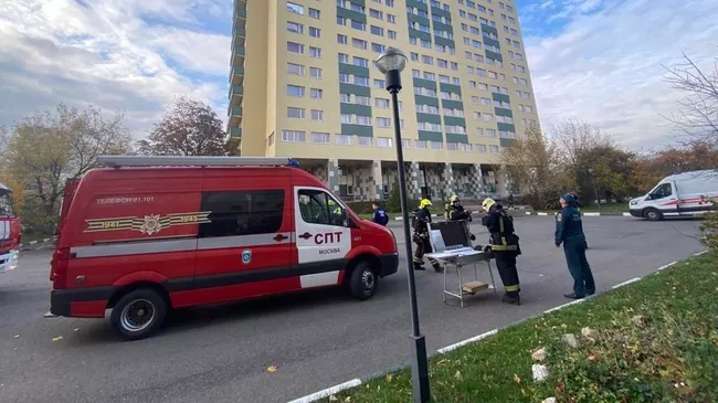 Сотрудники МЧС у здания общежития на Рязанском проспекте в Москве