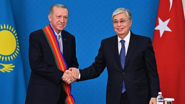 Президент Казахстана Касым-Жомарт Токаев и президент Турции Реджеп Тайип Эрдоган на официальной встрече в резиденции Акорда в Астане