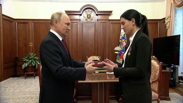 Путин передает звезду Героя РФ дочери Ольги Качуры, погибшей на Донбассе